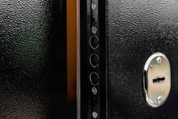 Primo piano della serratura con chiave sulla porta frontale in metallo. Sicurezza.. - Foto, immagini