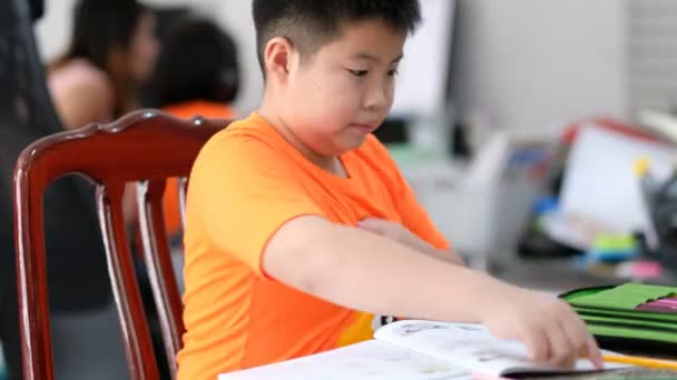 menino fazendo lição de casa, papel de escrita infantil, conceito de educação, de volta à escola - Filmagem, Vídeo