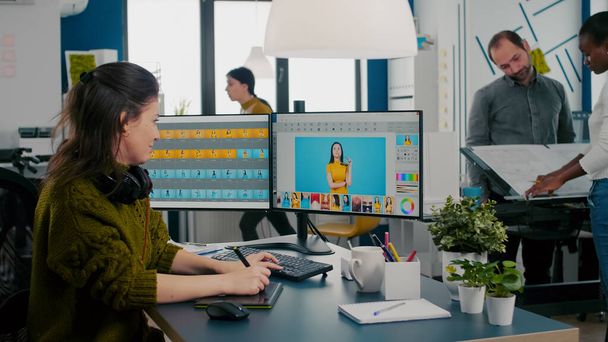 2台のモニターとスタイラス鉛筆でコンピュータ上で作業レタッチ女性 - 写真・画像