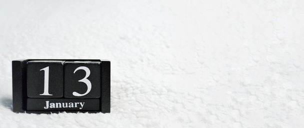 Calendario di legno da blocchi su uno sfondo tessile bianco con spazio di copia. Bandiera. 13 gennaio. Giorno dell'anatra di gomma - Foto, immagini