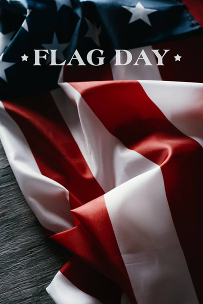 a szöveges zászló nap és a zászló az Amerikai Egyesült Államok szürke fa háttér - Fotó, kép