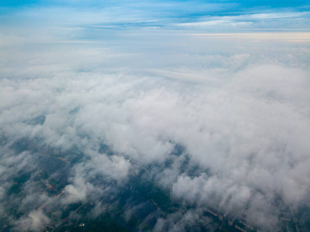 Високий політ над хмарами в Києві. Весняний ранок. Високий вигляд. - Фото, зображення