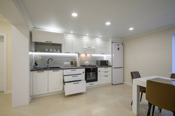 Nowoczesne luksusowe białe wnętrze kuchni - Zdjęcie, obraz
