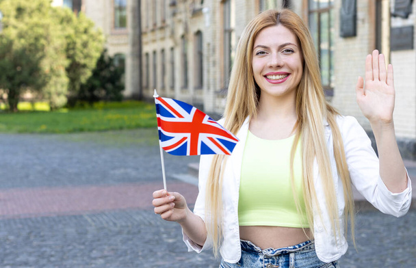 Hello, Great Britain friends! Beautiful young woman with the flag of UK. Student studying abroad, learn English. - Fotografie, Obrázek