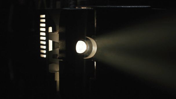 Foto de la filmación del proyector de película sobre fondo negro - Foto, imagen