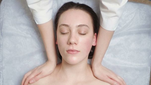 Фото молодої жінки отримує масаж обличчя в клініці
 - Фото, зображення