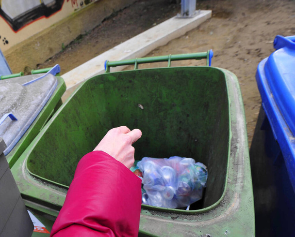 διαχωρισμός των οικιακών απορριμμάτων ή αποβλήτων σε διαφορετικούς κάδους απορριμμάτων - Φωτογραφία, εικόνα