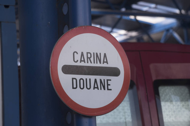 een douanebord aan de staatsgrens in het Frans (Douane) - Foto, afbeelding
