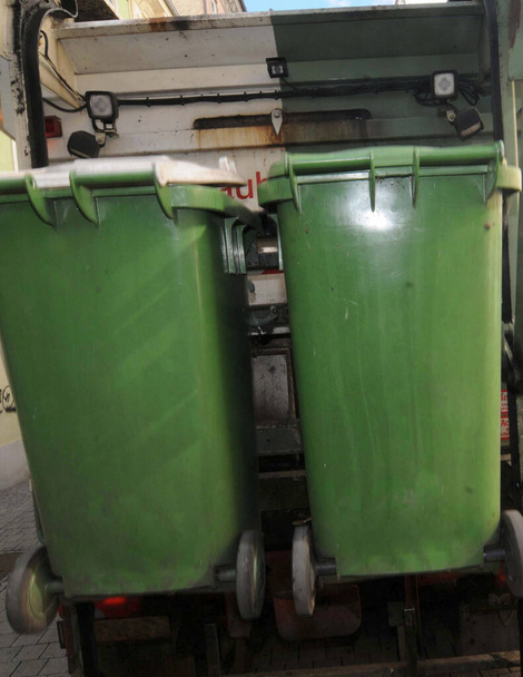 συλλογή απορριμμάτων γυαλιού σε κάδο απορριμμάτων και ανακύκλωση για επαναχρησιμοποίηση πόρων - Φωτογραφία, εικόνα