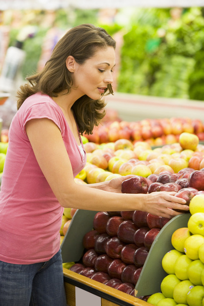 Woman choosing apples in produce department - Fotografie, Obrázek