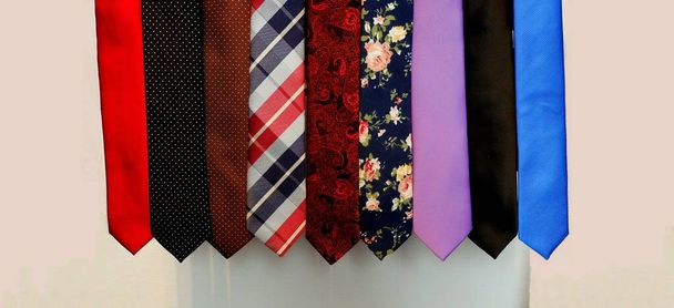Gravatas coloridas alinhadas em uma fileira.  - Foto, Imagem