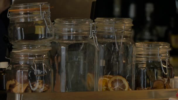 Közelkép az üvegekről egy kávéházban.  - Felvétel, videó