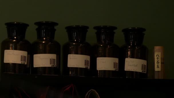 Vintage orvosi palackok a polc sorában - Felvétel, videó
