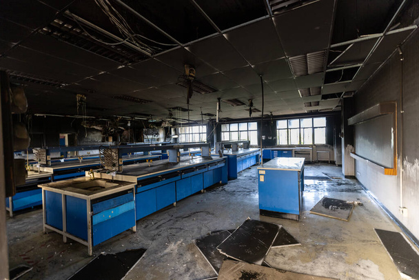 Состояние помещения после пожара в научной лаборатории. - Фото, изображение