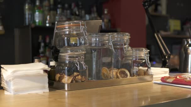 Üvegek szeletelt gyümölcsökkel egy kávéházban  - Felvétel, videó