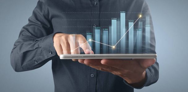 Plan Graphenwachstum und Steigerung der Chart positiven Indikatoren in seinem Geschäft auf dem Tablet - Foto, Bild