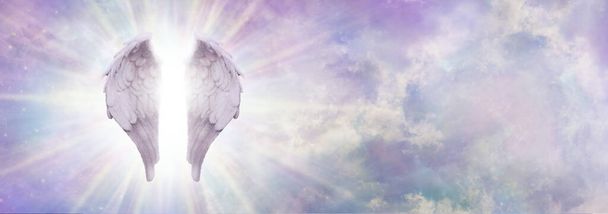 天の守護天使メッセージ｜バナー-コピースペースとピンクの青いエーテルの空の背景に浮かんでいる間に明るい白の光を持つ美しい天使の翼 - 写真・画像