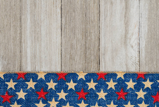 Retro amerikanischer patriotischer Hintergrund mit Grunge USA Stars Banner auf verwittertem Holz mit Kopierraum für Ihre patriotische Botschaft - Foto, Bild