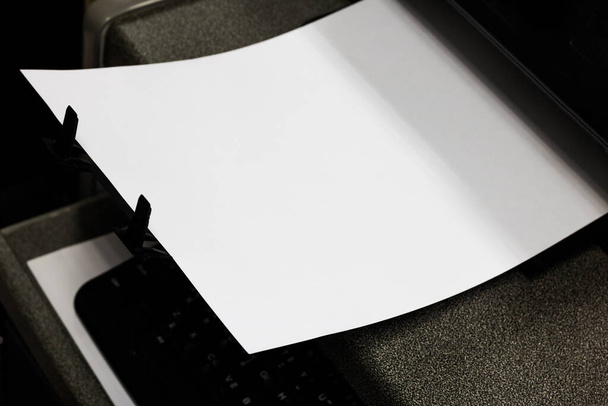 бумажные листы крупным планом на принтере в офисе. - Фото, изображение