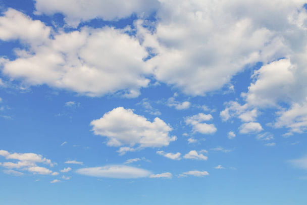 Valkoiset pilvet sinisellä taivaalla aurinkoisena päivänä - Valokuva, kuva