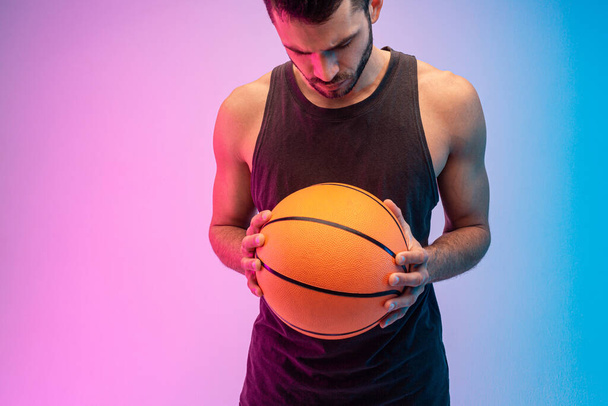 Concentrated european man hold a basketball ball - Foto, afbeelding