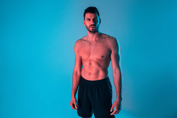Atletico uomo europeo con torso sportivo nudo - Foto, immagini
