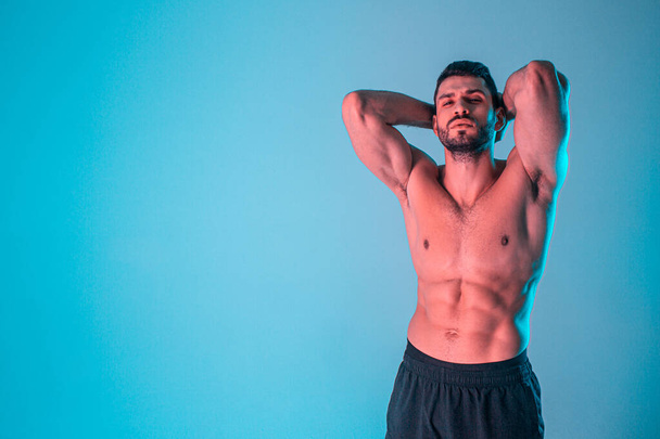 Athletischer europäischer Mann mit nacktem, sportlichem Oberkörper - Foto, Bild