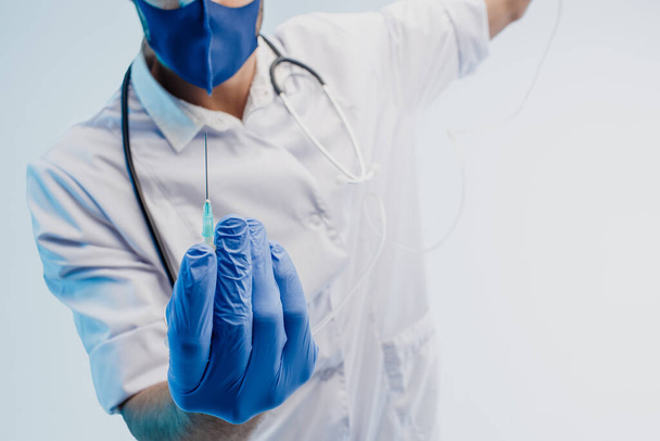Imagem cortada do médico masculino mostrando seringa - Foto, Imagem