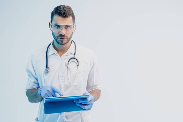 Serious european male doctor with digital tablet - Zdjęcie, obraz