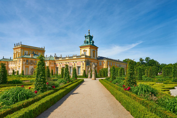 Palast in Wilanow, die barocke Residenz des polnischen Königs Jan III. Sobieski. Blick von den Gärten auf die Fassade - Foto, Bild