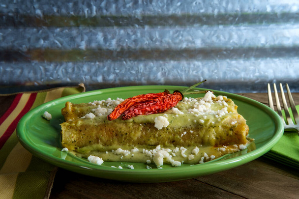 Mexikanische Enchiladas mit cremiger Poblano-Pfeffer-Sauce und Queso-Frischkäse - Foto, Bild