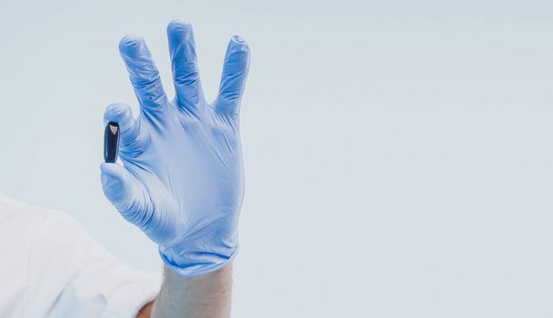 Κοντινό πλάνο του ανδρικού γιατρού χέρι με ιατρικό χάπι - Φωτογραφία, εικόνα
