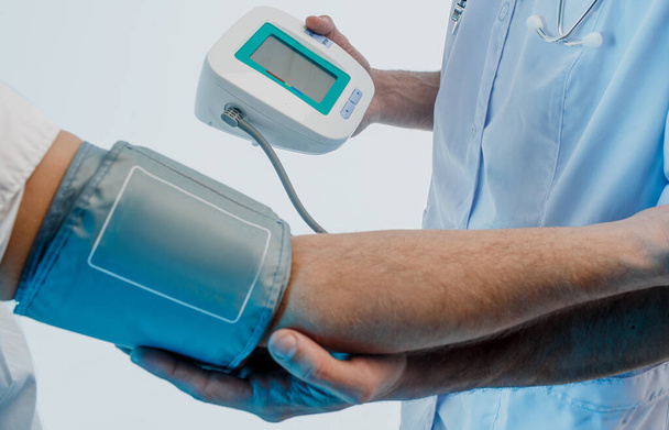 Pulso de verificação do médico do paciente com tonômetro - Foto, Imagem