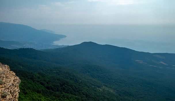 View of the Black Sea coast from the Yalta Yaila plateau in Crimea. - Foto, imagen