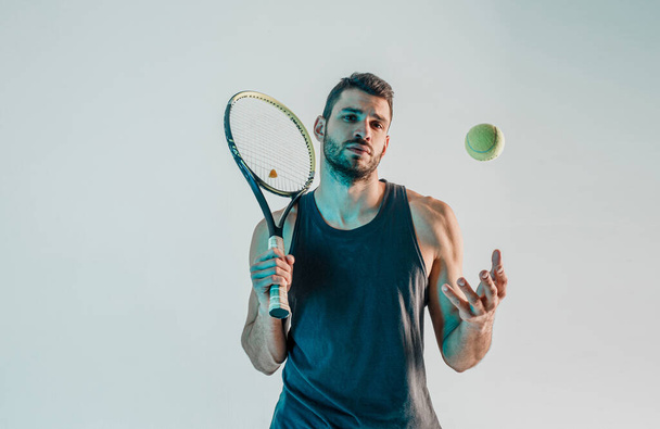 Tenisçi raketi tut ve topu kus. - Fotoğraf, Görsel