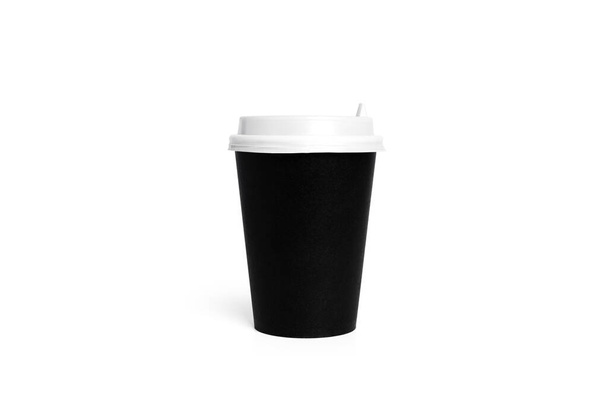 Schwarze Einwegbecher isoliert auf weißem Hintergrund. Pappbecher vorhanden. Kaffeetasse.  - Foto, Bild