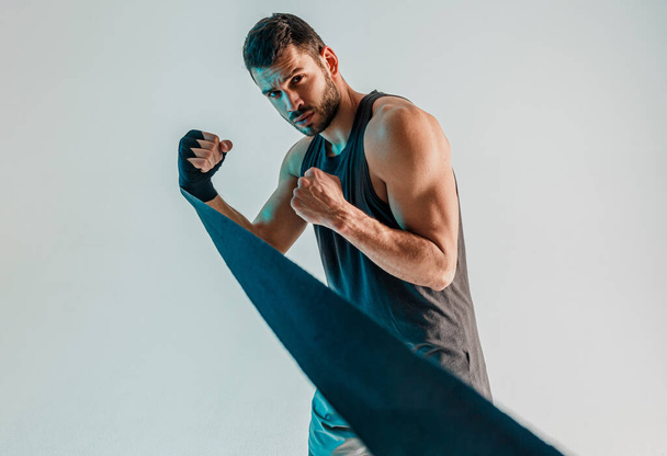 Boxer concentrado com bandagem de boxe na mão - Foto, Imagem