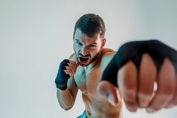 Agresywny młody brodaty europejski bokser boksuje - Zdjęcie, obraz