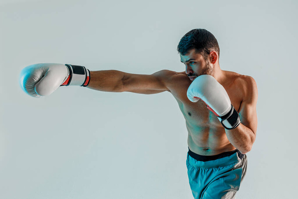 Konzentrierter junger bärtiger europäischer Boxer boxt - Foto, Bild