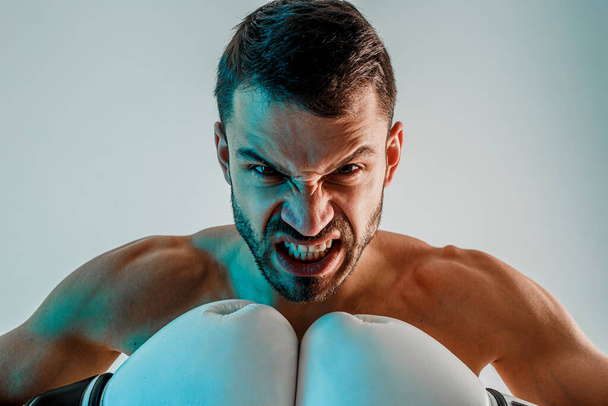 Enojado joven barbudo europeo boxeador masculino en el estudio - Foto, Imagen