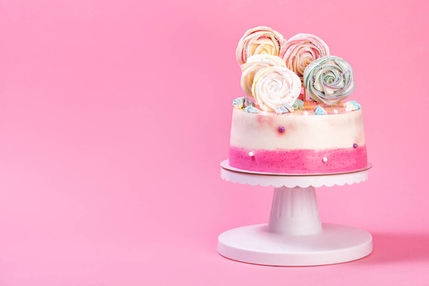 Cumpleaños rosado y pastel blanco decorado con merengue colorido - Foto, imagen