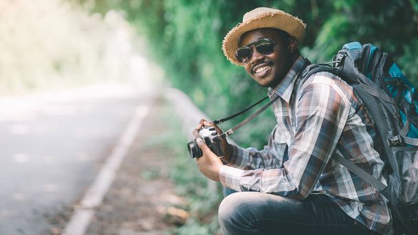 Viajar mochileros africanos masculinos que toman fotos de la carretera. Concepto de viaje de aventura - Foto, imagen