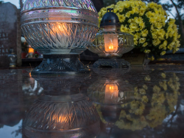 Кладбищенский факел горит ярким светом в темную ночь - Фото, изображение