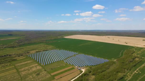 Luchtfoto van een grote duurzame elektriciteitscentrale met vele rijen zonnepanelen voor het produceren van schone ecologische elektrische energie. Hernieuwbare elektriciteit zonder uitstoot. - Video