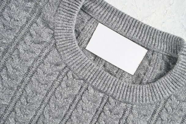 かなりグレーのウールのセーターの首に内側のラベルの閉鎖。ロゴ、テキストまたは画像を配置する空白スペース - 写真・画像