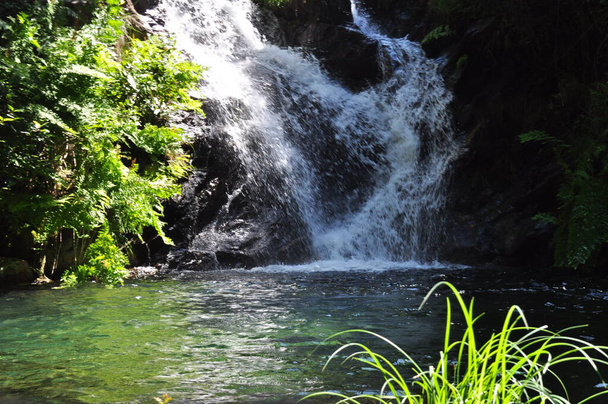 curso do rio em Mortgua e cascata. - Foto, Bild