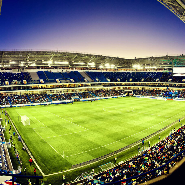 Fotbalový stadion, lesklá světla, výhled z pole. Fotbalový koncept - Fotografie, Obrázek
