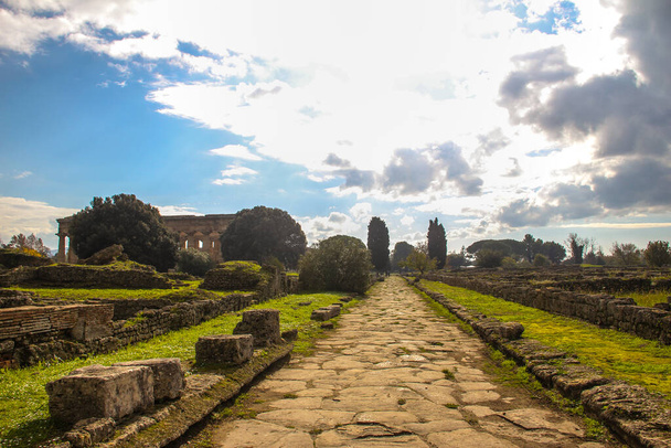 WŁOCHY, PAESTUM - LISTOPAD 28 2016: Park archeologiczny Paestum - Zdjęcie, obraz
