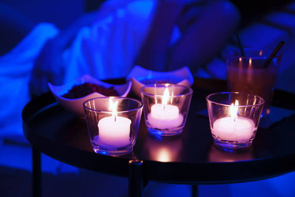 candele in spa con donna rilassante - Foto, immagini