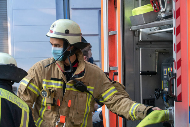 Berlino, Germania - 6 agosto 2020: i vigili del fuoco tedeschi che lavorano indossando una maschera protettiva medica - Foto, immagini
